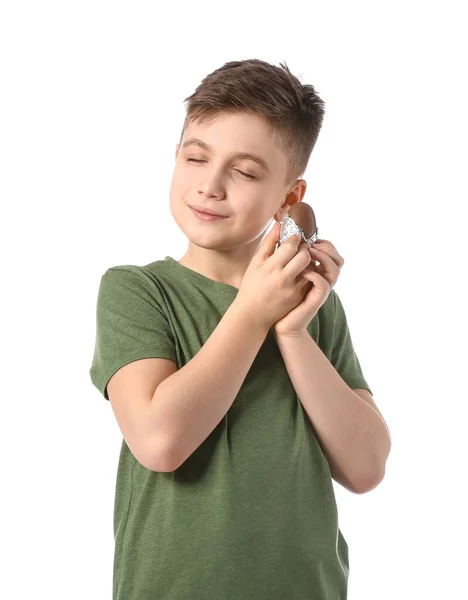 Menino Bonito Com Ovo Páscoa Chocolate Fundo Branco — Fotografia de Stock