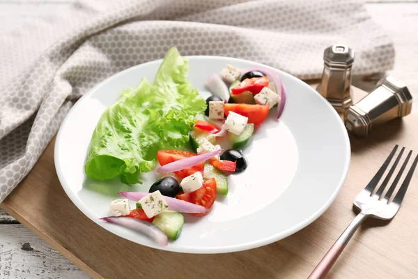 木製のテーブルの上においしいギリシャのサラダのプレート — ストック写真
