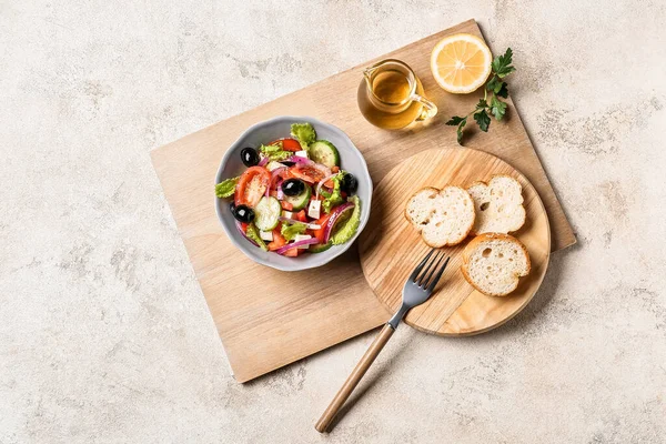 Schaal Smakelijke Griekse Salade Tafel — Stockfoto