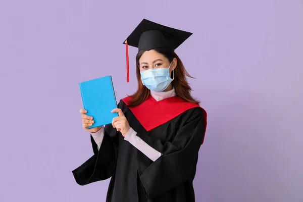 Studentessa Laureata Maschera Protettiva Con Libro Sfondo Colori — Foto Stock