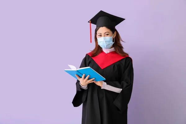 Studentessa Laureata Maschera Protettiva Con Libro Sfondo Colori — Foto Stock