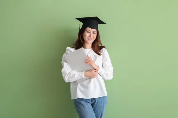 Estudiante Graduada Femenina Con Portátil Sobre Fondo Color — Foto de Stock