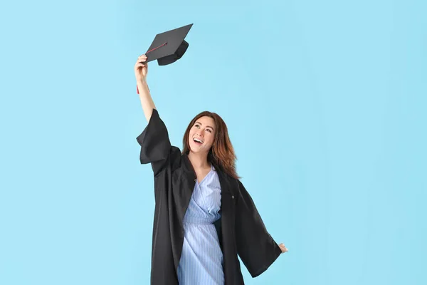 Heureuse Étudiante Diplômée Sur Fond Couleur — Photo