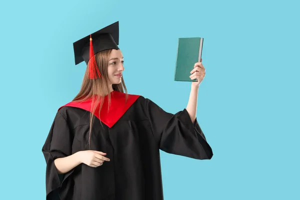 Studentessa Laureata Con Libro Sfondo Colori — Foto Stock