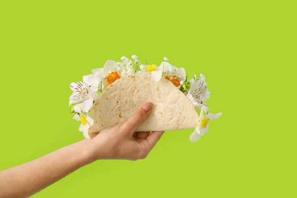 Mujer Sosteniendo Tortilla Con Flores Sobre Fondo Color — Foto de Stock