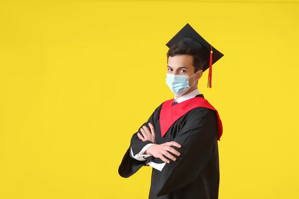 Estudante Graduação Sexo Masculino Usando Máscara Médica Fundo Cor — Fotografia de Stock