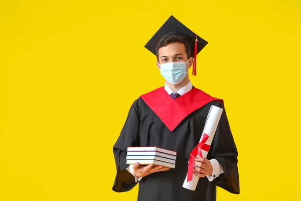 Maschio Studente Laureato Indossare Maschera Medica Sfondo Colore — Foto Stock
