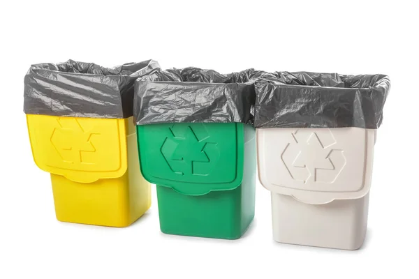 Beyaz Arkaplanda Geri Dönüşüm Logosu Olan Farklı Çöp Kutuları — Stok fotoğraf