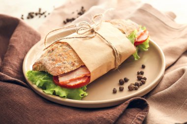 Tabakta lezzetli ciabatta sandviçi var.