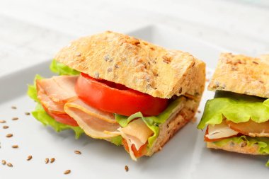 Hafif ahşap arka planda lezzetli ciabatta sandviçi tabağı