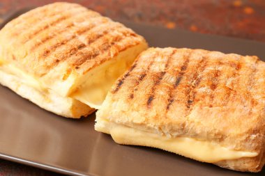 Peynirli ciabatta sandviçli tabak.