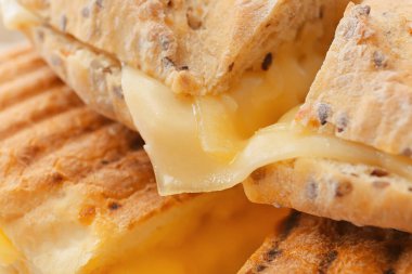 Peynirli ciabatta sandviçli tepsi, yakın plan.