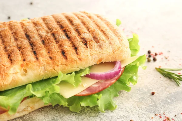 Leckeres Ciabatta Sandwich Auf Hellem Hintergrund — Stockfoto