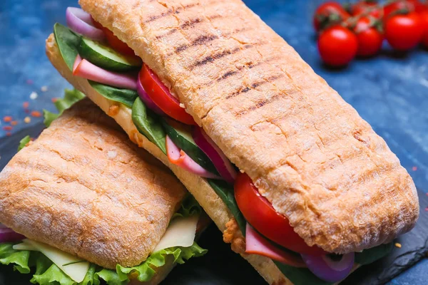 Смачні Бутерброди Чіабата Кольоровому Фоні Крупним Планом — стокове фото