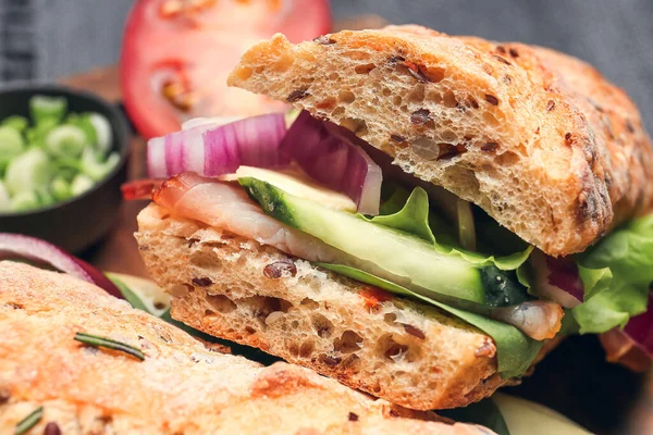 Tafel Mit Leckeren Ciabatta Sandwiches Auf Dunklem Hintergrund — Stockfoto