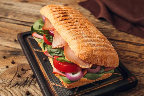 Tafel Mit Leckerem Ciabatta Sandwich Auf Holzgrund — Stockfoto