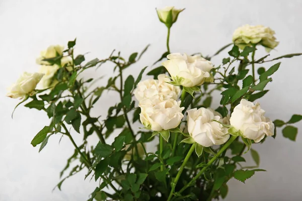 Gyönyörű Rózsák Fehér Háttér Közelkép — Stock Fotó
