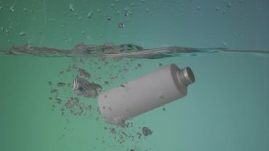 Banyo için şişeler dolusu kozmetik renk arka planında suya düşüyor