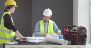 Ofisteki çizimleri kontrol eden mimar