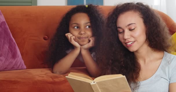 Junge Afroamerikanerin Und Ihre Kleine Tochter Lesen Hause Buch — Stockvideo