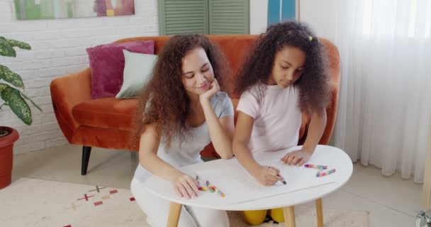 Jovem Afro Americana Sua Filhinha Desenhando Casa — Vídeo de Stock