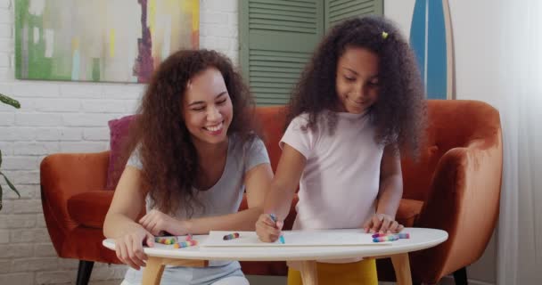 Joven Mujer Afroamericana Hija Pequeña Dibujando Casa — Vídeo de stock