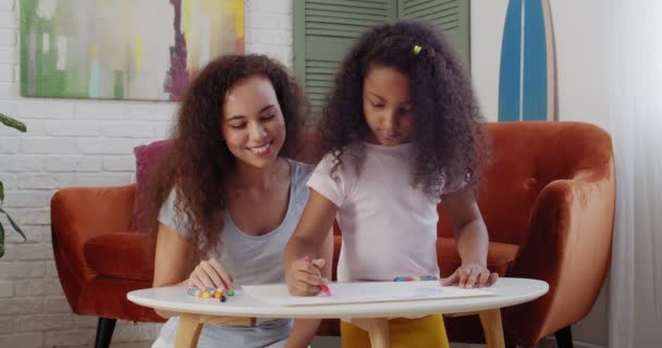 Malá Afro Americká Dívka Kreslení Obrázek Pro Její Matku Doma — Stock video