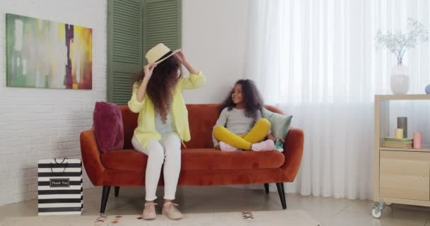 Afro Amerikaans Meisje Probeert Zonnebril Hoed Van Haar Moeder Thuis — Stockvideo