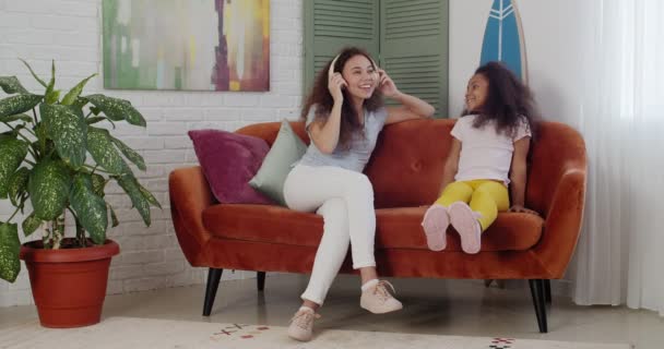 Jonge Afro Amerikaanse Vrouw Haar Dochtertje Luisteren Naar Muziek Thuis — Stockvideo