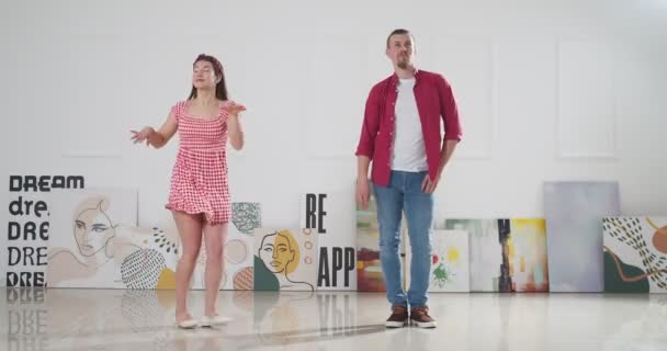 Šťastný Mladý Pár Tančí Doma — Stock video