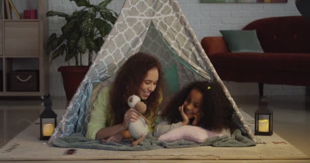 Mujer Afroamericana Hija Pequeña Tienda Campaña Casa — Vídeo de stock