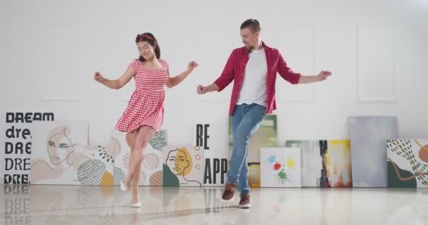 Gelukkig Jong Paar Dansen Thuis — Stockvideo