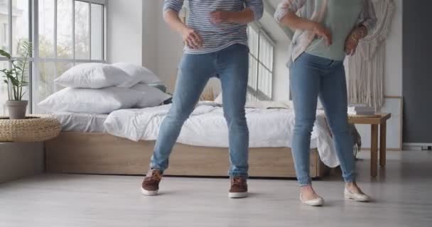 Ευτυχισμένο Νεαρό Ζευγάρι Που Χορεύει Στην Κρεβατοκάμαρα — Αρχείο Βίντεο