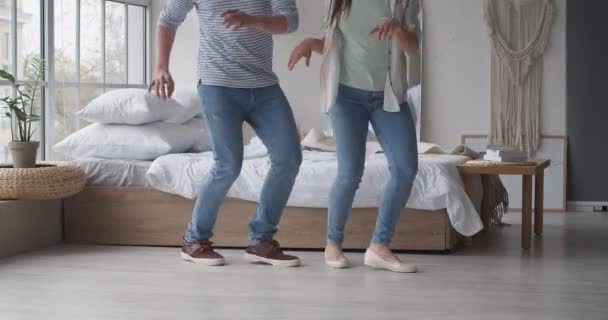 Feliz Joven Pareja Bailando Dormitorio — Vídeos de Stock