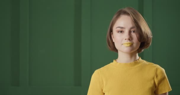 Schöne Junge Frau Erhält Narzissenblumen Auf Farbigem Hintergrund — Stockvideo