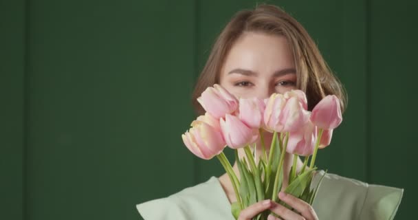 Mooie Jonge Vrouw Met Tulp Bloemen Kleur Achtergrond — Stockvideo