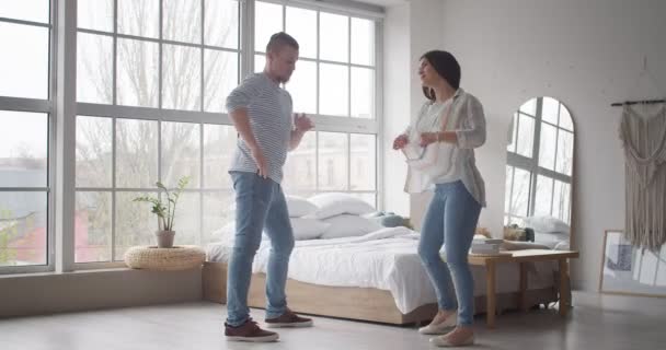 Feliz Joven Pareja Bailando Dormitorio — Vídeo de stock