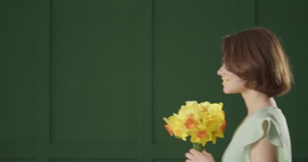 Going Ung Kvinna Med Doftande Narcissus Blommor Färg Bakgrund — Stockvideo