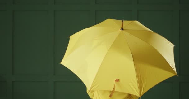 Aardige Jonge Vrouw Met Gele Paraplu Kleur Achtergrond — Stockvideo