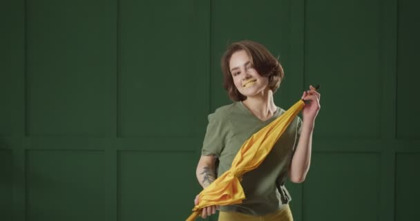 Elegante Giovane Donna Con Ombrello Giallo Sfondo Colore — Video Stock