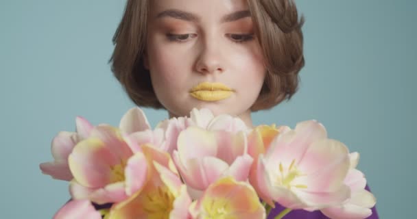 Schöne Junge Frau Mit Tulpenblumen Auf Grauem Hintergrund — Stockvideo