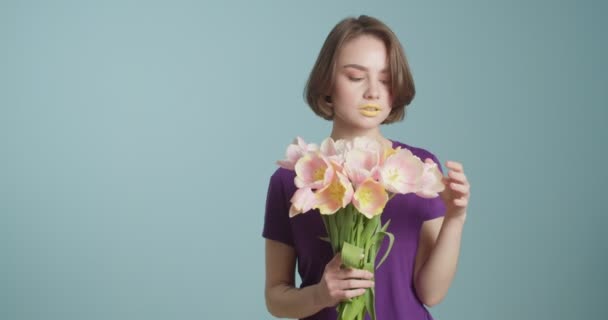 Hermosa Joven Con Flores Tulipán Sobre Fondo Gris — Vídeos de Stock