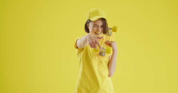 Stylowa Młoda Kobieta Deskorolką Żółtym Tle — Wideo stockowe