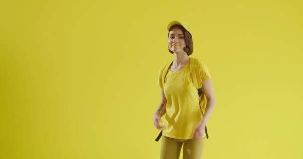 Stylowa Młoda Kobieta Plecakiem Żółtym Tle — Wideo stockowe