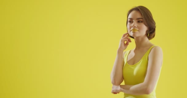 Stilvolle Junge Frau Auf Gelbem Hintergrund — Stockvideo