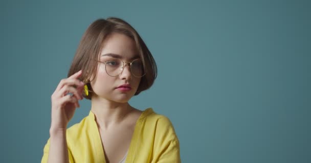 Jovem Elegante Com Óculos Fundo Cinza — Vídeo de Stock