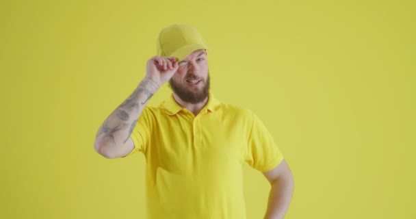 Stilvoller Junger Mann Auf Gelbem Hintergrund — Stockvideo