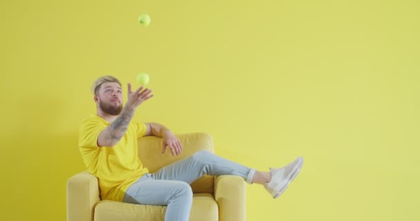 Jeune Homme Élégant Jonglant Avec Des Boules Tout Étant Assis — Video