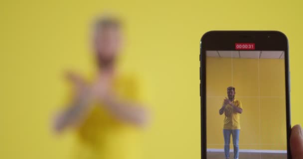 Femme Avec Téléphone Portable Enregistrement Vidéo Jeune Homme Élégant Studio — Video