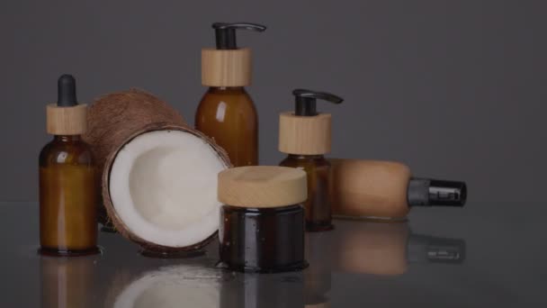 Kosmetikset Für Bad Und Kokosnuss Auf Dunklem Hintergrund — Stockvideo